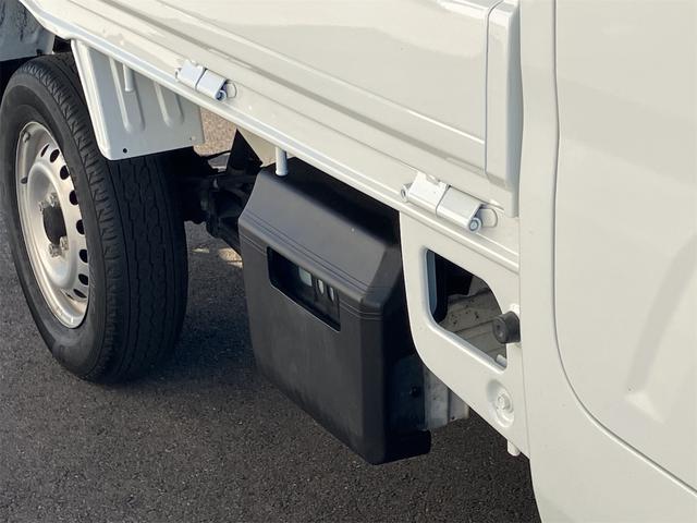 サンバートラック ＴＢ　５速マニュアル　ＡＭＦＭラジオ　ライトレベライザー　ＡＢＳ　運転席側エアバッグ　エアコン　パワーステアリング　三方開　最大積載量３５０ｋｇ（29枚目）
