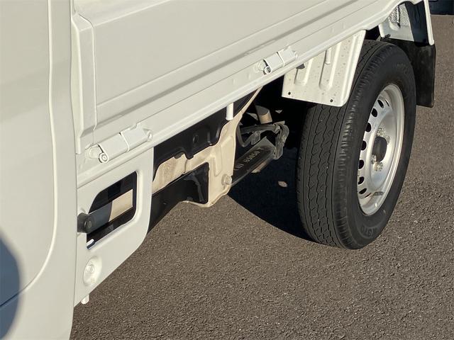 サンバートラック ＴＢ　５速マニュアル　ＡＭＦＭラジオ　ライトレベライザー　ＡＢＳ　運転席側エアバッグ　エアコン　パワーステアリング　三方開　最大積載量３５０ｋｇ（31枚目）