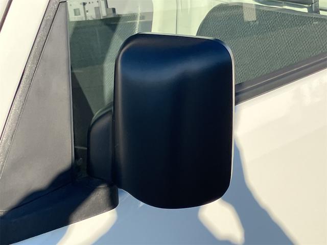 サンバートラック ＴＢ　５速マニュアル　ＡＭＦＭラジオ　ライトレベライザー　ＡＢＳ　運転席側エアバッグ　エアコン　パワーステアリング　三方開　最大積載量３５０ｋｇ（32枚目）