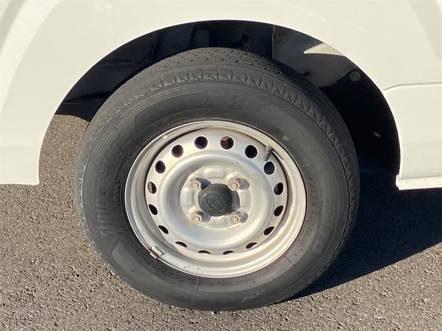 サンバートラック ＴＢ　５速マニュアル　ＡＭＦＭラジオ　ライトレベライザー　ＡＢＳ　運転席側エアバッグ　エアコン　パワーステアリング　三方開　最大積載量３５０ｋｇ（37枚目）
