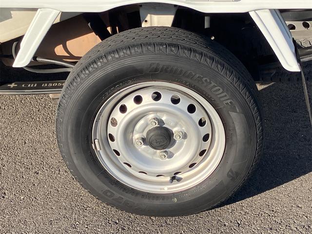 サンバートラック ＴＢ　５速マニュアル　ＡＭＦＭラジオ　ライトレベライザー　ＡＢＳ　運転席側エアバッグ　エアコン　パワーステアリング　三方開　最大積載量３５０ｋｇ（38枚目）