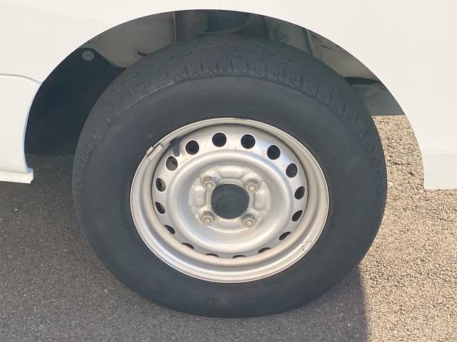 サンバートラック ＴＢ　５速マニュアル　ＡＭＦＭラジオ　ライトレベライザー　ＡＢＳ　運転席側エアバッグ　エアコン　パワーステアリング　三方開　最大積載量３５０ｋｇ（39枚目）