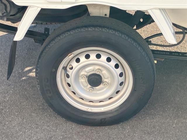 サンバートラック ＴＢ　５速マニュアル　ＡＭＦＭラジオ　ライトレベライザー　ＡＢＳ　運転席側エアバッグ　エアコン　パワーステアリング　三方開　最大積載量３５０ｋｇ（40枚目）