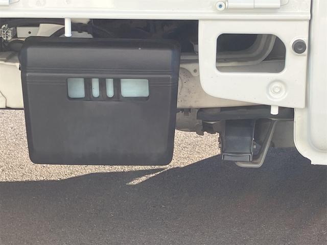 サンバートラック ＴＢ　５速マニュアル　ＡＭＦＭラジオ　ライトレベライザー　ＡＢＳ　運転席側エアバッグ　エアコン　パワーステアリング　三方開　最大積載量３５０ｋｇ（41枚目）