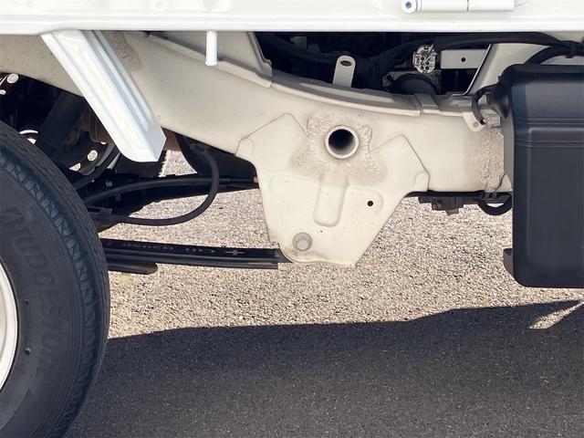 サンバートラック ＴＢ　５速マニュアル　ＡＭＦＭラジオ　ライトレベライザー　ＡＢＳ　運転席側エアバッグ　エアコン　パワーステアリング　三方開　最大積載量３５０ｋｇ（42枚目）