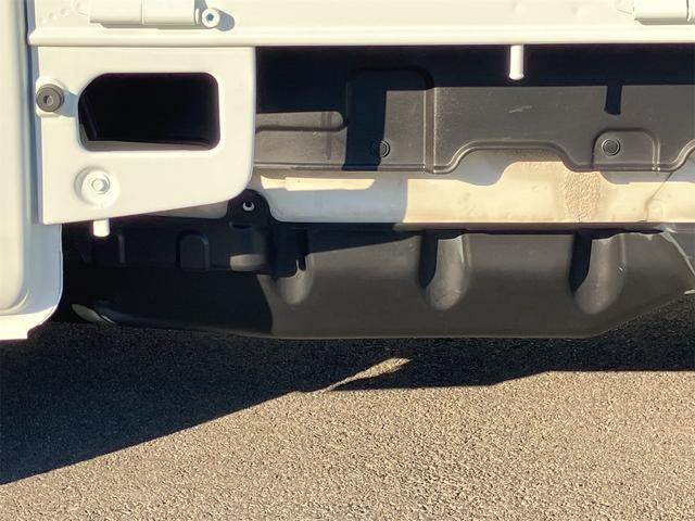 サンバートラック ＴＢ　５速マニュアル　ＡＭＦＭラジオ　ライトレベライザー　ＡＢＳ　運転席側エアバッグ　エアコン　パワーステアリング　三方開　最大積載量３５０ｋｇ（44枚目）