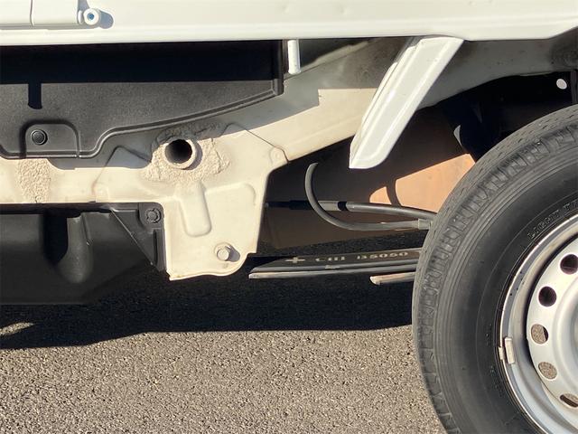 サンバートラック ＴＢ　５速マニュアル　ＡＭＦＭラジオ　ライトレベライザー　ＡＢＳ　運転席側エアバッグ　エアコン　パワーステアリング　三方開　最大積載量３５０ｋｇ（45枚目）