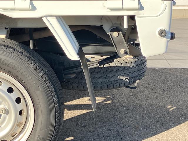 サンバートラック ＴＢ　５速マニュアル　ＡＭＦＭラジオ　ライトレベライザー　ＡＢＳ　運転席側エアバッグ　エアコン　パワーステアリング　三方開　最大積載量３５０ｋｇ（46枚目）