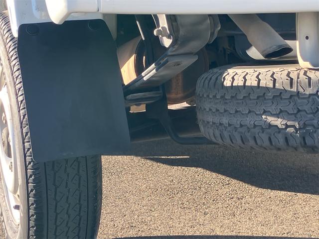 サンバートラック ＴＢ　５速マニュアル　ＡＭＦＭラジオ　ライトレベライザー　ＡＢＳ　運転席側エアバッグ　エアコン　パワーステアリング　三方開　最大積載量３５０ｋｇ（47枚目）