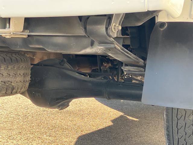 サンバートラック ＴＢ　５速マニュアル　ＡＭＦＭラジオ　ライトレベライザー　ＡＢＳ　運転席側エアバッグ　エアコン　パワーステアリング　三方開　最大積載量３５０ｋｇ（48枚目）