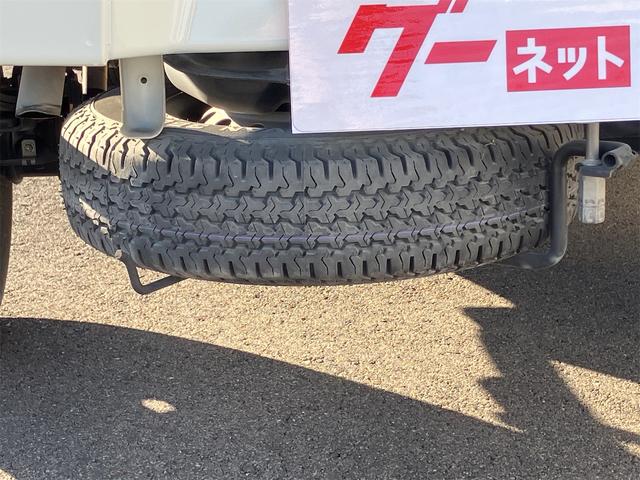 サンバートラック ＴＢ　５速マニュアル　ＡＭＦＭラジオ　ライトレベライザー　ＡＢＳ　運転席側エアバッグ　エアコン　パワーステアリング　三方開　最大積載量３５０ｋｇ（49枚目）