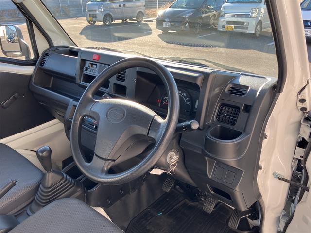 サンバートラック ＴＢ　５速マニュアル　ＡＭＦＭラジオ　ライトレベライザー　ＡＢＳ　運転席側エアバッグ　エアコン　パワーステアリング　三方開　最大積載量３５０ｋｇ（50枚目）