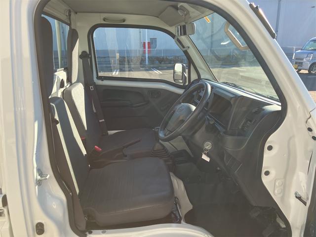 サンバートラック ＴＢ　５速マニュアル　ＡＭＦＭラジオ　ライトレベライザー　ＡＢＳ　運転席側エアバッグ　エアコン　パワーステアリング　三方開　最大積載量３５０ｋｇ（52枚目）