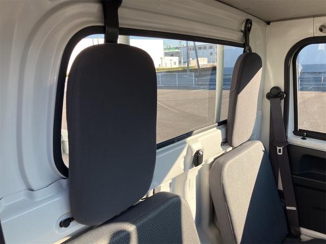 サンバートラック ＴＢ　５速マニュアル　ＡＭＦＭラジオ　ライトレベライザー　ＡＢＳ　運転席側エアバッグ　エアコン　パワーステアリング　三方開　最大積載量３５０ｋｇ（53枚目）