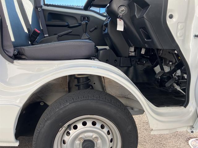 サンバートラック ＴＢ　５速マニュアル　ＡＭＦＭラジオ　ライトレベライザー　ＡＢＳ　運転席側エアバッグ　エアコン　パワーステアリング　三方開　最大積載量３５０ｋｇ（56枚目）