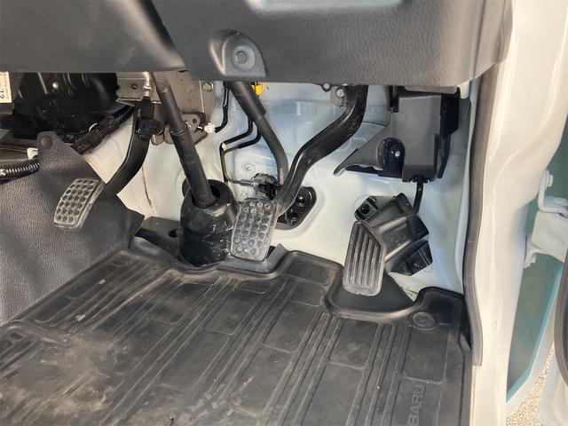 サンバートラック ＴＢ　５速マニュアル　ＡＭＦＭラジオ　ライトレベライザー　ＡＢＳ　運転席側エアバッグ　エアコン　パワーステアリング　三方開　最大積載量３５０ｋｇ（57枚目）