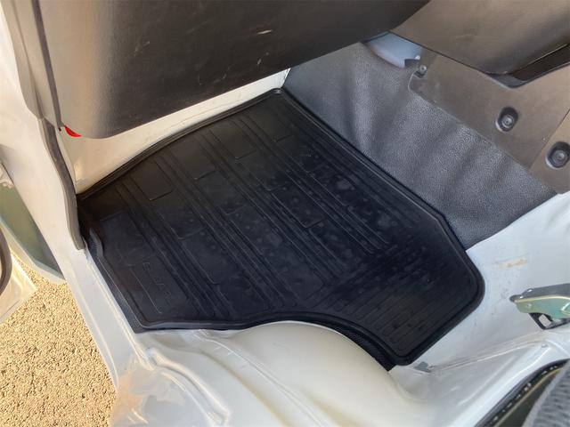 サンバートラック ＴＢ　５速マニュアル　ＡＭＦＭラジオ　ライトレベライザー　ＡＢＳ　運転席側エアバッグ　エアコン　パワーステアリング　三方開　最大積載量３５０ｋｇ（66枚目）