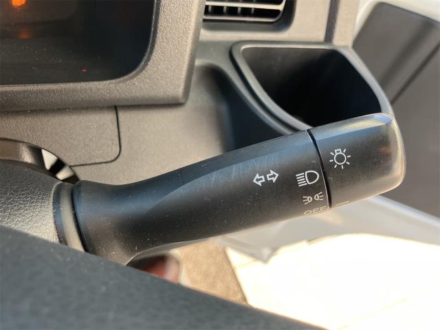 サンバートラック ＴＢ　５速マニュアル　ＡＭＦＭラジオ　ライトレベライザー　ＡＢＳ　運転席側エアバッグ　エアコン　パワーステアリング　三方開　最大積載量３５０ｋｇ（70枚目）