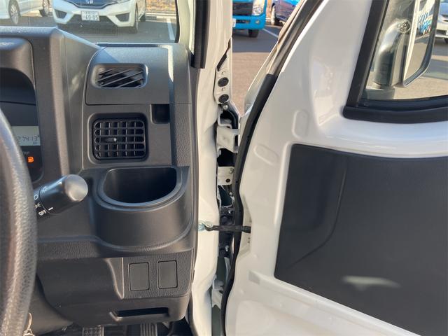 サンバートラック ＴＢ　５速マニュアル　ＡＭＦＭラジオ　ライトレベライザー　ＡＢＳ　運転席側エアバッグ　エアコン　パワーステアリング　三方開　最大積載量３５０ｋｇ（72枚目）