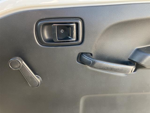 サンバートラック ＴＢ　５速マニュアル　ＡＭＦＭラジオ　ライトレベライザー　ＡＢＳ　運転席側エアバッグ　エアコン　パワーステアリング　三方開　最大積載量３５０ｋｇ（74枚目）