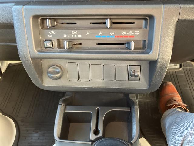 サンバートラック ＴＢ　５速マニュアル　ＡＭＦＭラジオ　ライトレベライザー　ＡＢＳ　運転席側エアバッグ　エアコン　パワーステアリング　三方開　最大積載量３５０ｋｇ（77枚目）