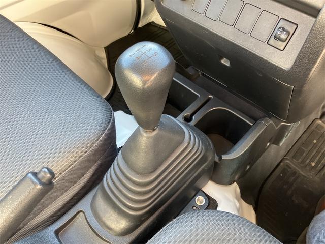 サンバートラック ＴＢ　５速マニュアル　ＡＭＦＭラジオ　ライトレベライザー　ＡＢＳ　運転席側エアバッグ　エアコン　パワーステアリング　三方開　最大積載量３５０ｋｇ（79枚目）