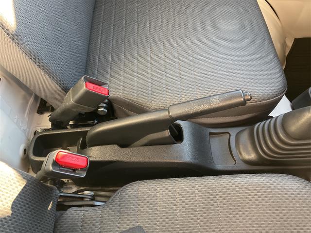 サンバートラック ＴＢ　５速マニュアル　ＡＭＦＭラジオ　ライトレベライザー　ＡＢＳ　運転席側エアバッグ　エアコン　パワーステアリング　三方開　最大積載量３５０ｋｇ（80枚目）
