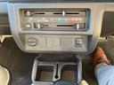 ＴＢ　５速マニュアル　ＡＭＦＭラジオ　ライトレベライザー　ＡＢＳ　運転席側エアバッグ　エアコン　パワーステアリング　三方開　最大積載量３５０ｋｇ（77枚目）