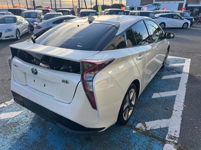 プリウス Sツーリングセレクション ナビ・TV・ETC・アイドリングストップ・クルーズコントロール・ドライブレコーダー・オートライト・オートハイビーム・車線逸脱警報・衝突軽減警報・レザーシート・Bluetooth・シートヒーター(6枚目)