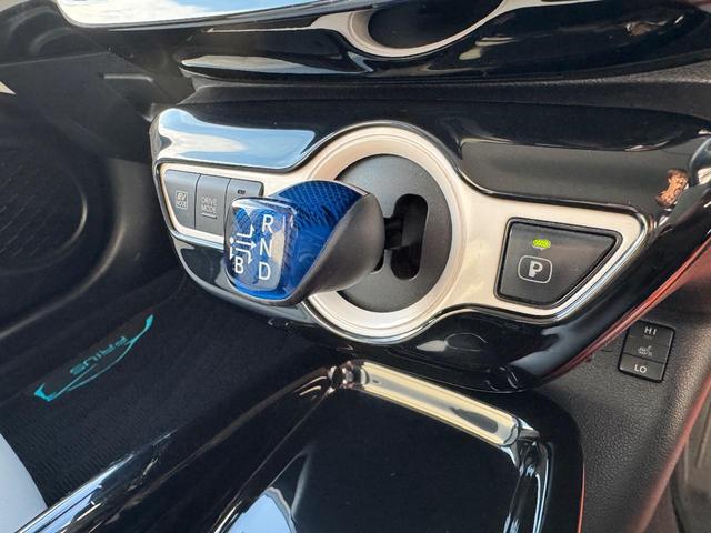 プリウス Sツーリングセレクション ナビ・TV・ETC・アイドリングストップ・クルーズコントロール・ドライブレコーダー・オートライト・オートハイビーム・車線逸脱警報・衝突軽減警報・レザーシート・Bluetooth・シートヒーター(30枚目)