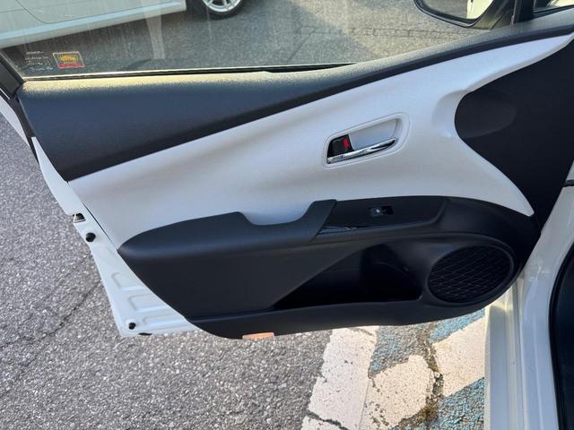 プリウス Sツーリングセレクション ナビ・TV・ETC・アイドリングストップ・クルーズコントロール・ドライブレコーダー・オートライト・オートハイビーム・車線逸脱警報・衝突軽減警報・レザーシート・Bluetooth・シートヒーター(48枚目)