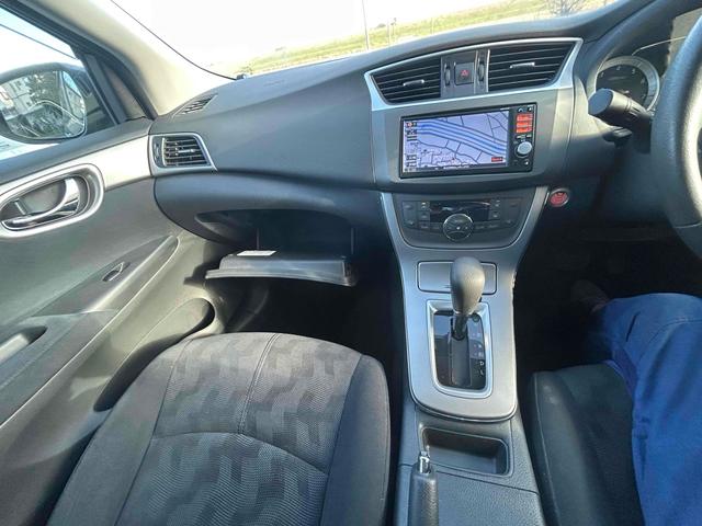 シルフィ Ｘ　バックカメラ　ナビ　ＣＶＴ　スマートキー　電動格納ミラー　電動リアゲート　盗難防止システム　ミュージックプレイヤー接続可　衝突安全ボディ　ＡＢＳ　ＥＳＣ　エアコン　パワーステアリング　パワーウィンドウ（6枚目）