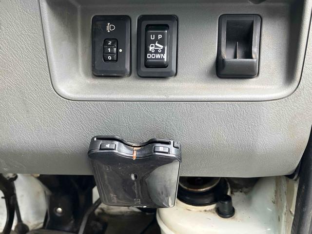 ＮＴ１００クリッパートラック 　４ＷＤ　ＭＴ　パワーステアリング　ＥＴＣ　エアコン　運転席エアバッグ　ダンプ　三方開（6枚目）