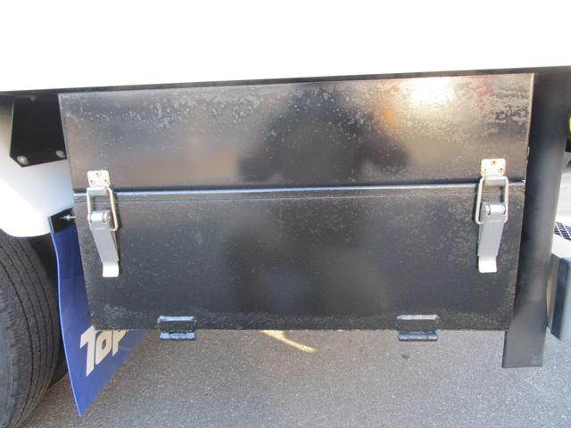 エルフトラック 　冷蔵冷凍　－３０度設定　２室冷凍　スタンバイ２００Ｖ　３．５ｔ積載バックカメラ　ＥＴＣ　写真逸脱装置　車間センサーＡＴターボ冷凍機：東プレ車両総重量：７，３５５ｋｇ　準中型免許工具　ジャッキ（53枚目）