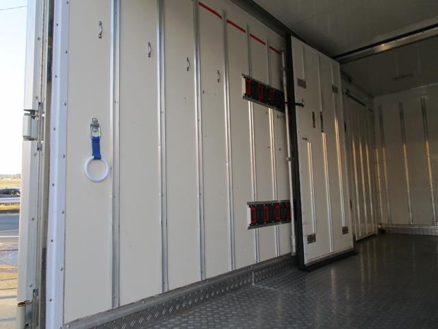 エルフトラック 　冷蔵冷凍　－３０度設定　２室冷凍　スタンバイ２００Ｖ　３．５ｔ積載バックカメラ　ＥＴＣ　写真逸脱装置　車間センサーＡＴターボ冷凍機：東プレ車両総重量：７，３５５ｋｇ　準中型免許工具　ジャッキ（56枚目）