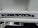 フルフラットローダンプ　Ｌゲートダンプ　３ｔ積載　４ナンバー　ＥＴＣ左電格ミラー　Ｆ６速ＭＴ　内装除菌消臭済　車内アルカリ電解水仕上車両総重量６１１５ＫＧ　準中型免許対応　工具　ジャッキ　取扱説明書（69枚目）