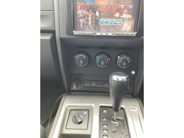 ダッジ・ナイトロ 　４ＷＤ　ＴＶ　オートクルーズコントロール　アルミホイール　電動格納ミラー　パワーシート　革シート　ＡＴ　盗難防止システム　ＡＢＳ　エアコン（5枚目）