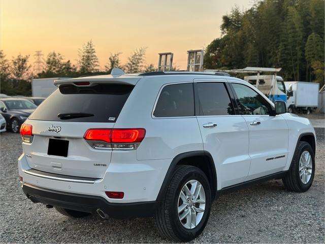 ジープ・グランドチェロキー リミテッド　キー２個　革シート　アルミ　テレビ　電動トランク　クルコン　バックカメラ（7枚目）