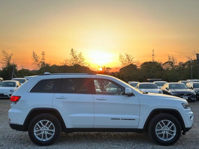 ジープ・グランドチェロキー リミテッド　キー２個　革シート　アルミ　テレビ　電動トランク　クルコン　バックカメラ（8枚目）