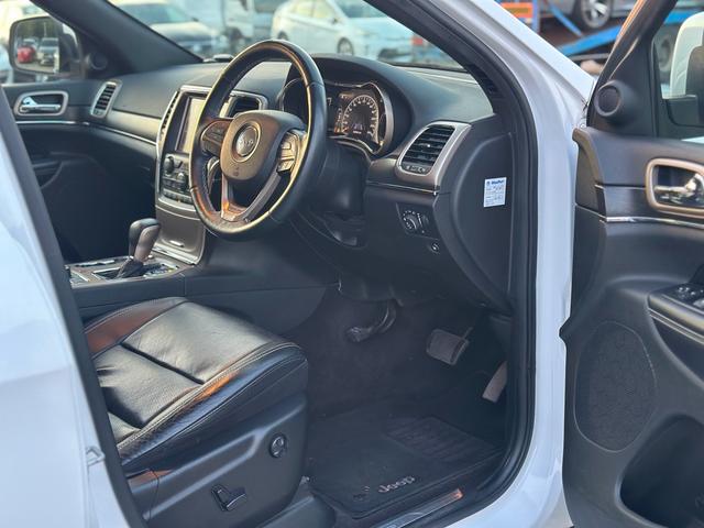 ジープ・グランドチェロキー リミテッド　キー２個　革シート　アルミ　テレビ　電動トランク　クルコン　バックカメラ（9枚目）