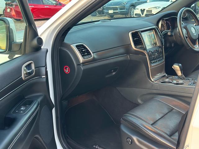 ジープ・グランドチェロキー リミテッド　キー２個　革シート　アルミ　テレビ　電動トランク　クルコン　バックカメラ（10枚目）