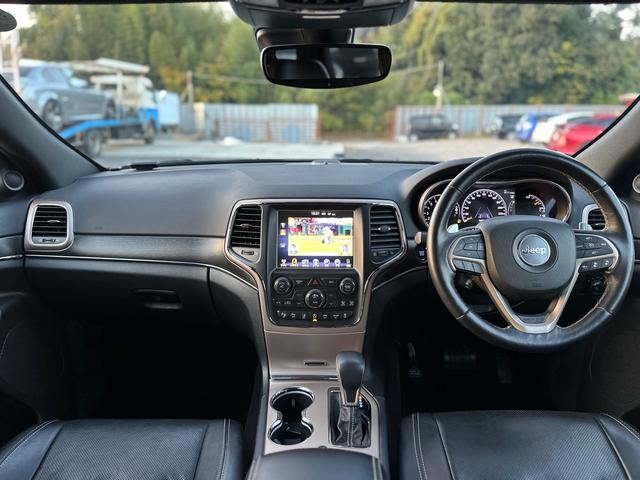 ジープ・グランドチェロキー リミテッド　キー２個　革シート　アルミ　テレビ　電動トランク　クルコン　バックカメラ（11枚目）