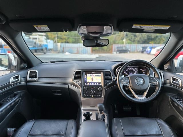 ジープ・グランドチェロキー リミテッド　キー２個　革シート　アルミ　テレビ　電動トランク　クルコン　バックカメラ（12枚目）