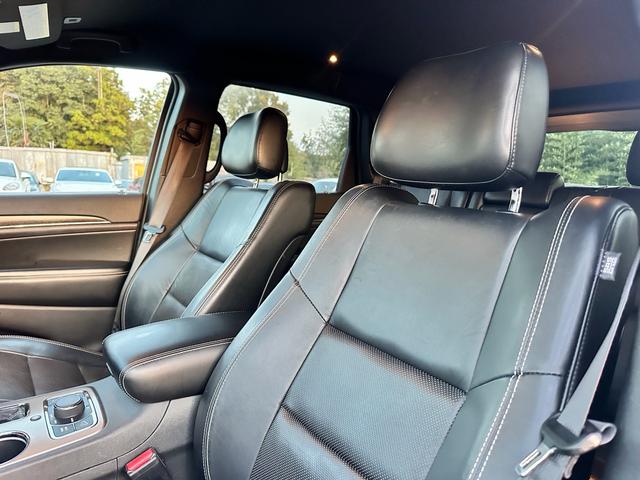 ジープ・グランドチェロキー リミテッド　キー２個　革シート　アルミ　テレビ　電動トランク　クルコン　バックカメラ（13枚目）