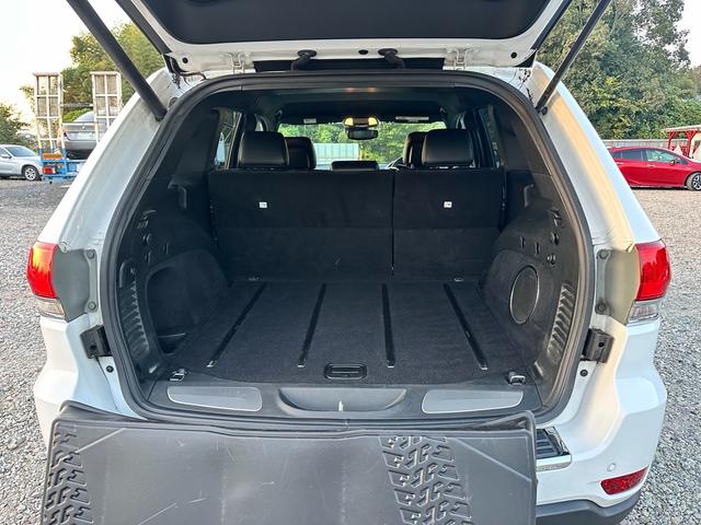 ジープ・グランドチェロキー リミテッド　キー２個　革シート　アルミ　テレビ　電動トランク　クルコン　バックカメラ（15枚目）