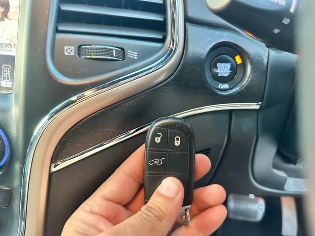 ジープ・グランドチェロキー リミテッド　キー２個　革シート　アルミ　テレビ　電動トランク　クルコン　バックカメラ（18枚目）