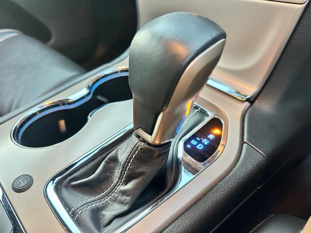 ジープ・グランドチェロキー リミテッド　キー２個　革シート　アルミ　テレビ　電動トランク　クルコン　バックカメラ（19枚目）