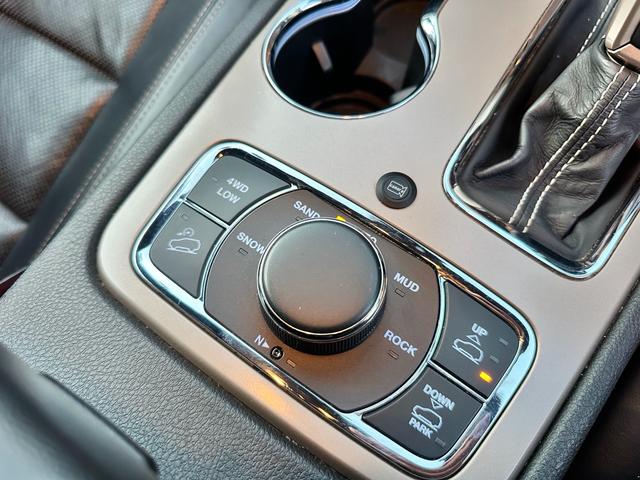 ジープ・グランドチェロキー リミテッド　キー２個　革シート　アルミ　テレビ　電動トランク　クルコン　バックカメラ（20枚目）