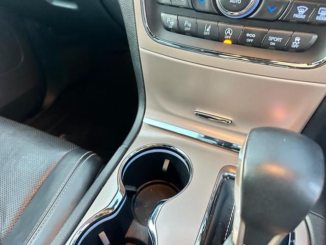 ジープ・グランドチェロキー リミテッド　キー２個　革シート　アルミ　テレビ　電動トランク　クルコン　バックカメラ（21枚目）