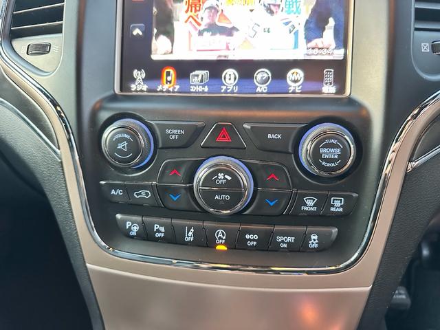 ジープ・グランドチェロキー リミテッド　キー２個　革シート　アルミ　テレビ　電動トランク　クルコン　バックカメラ（22枚目）